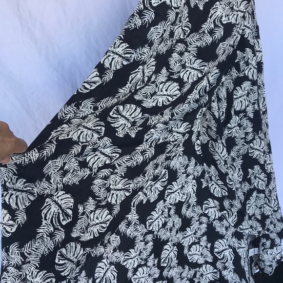 Black and white wrapped dress with straps - Picture 2 of 2